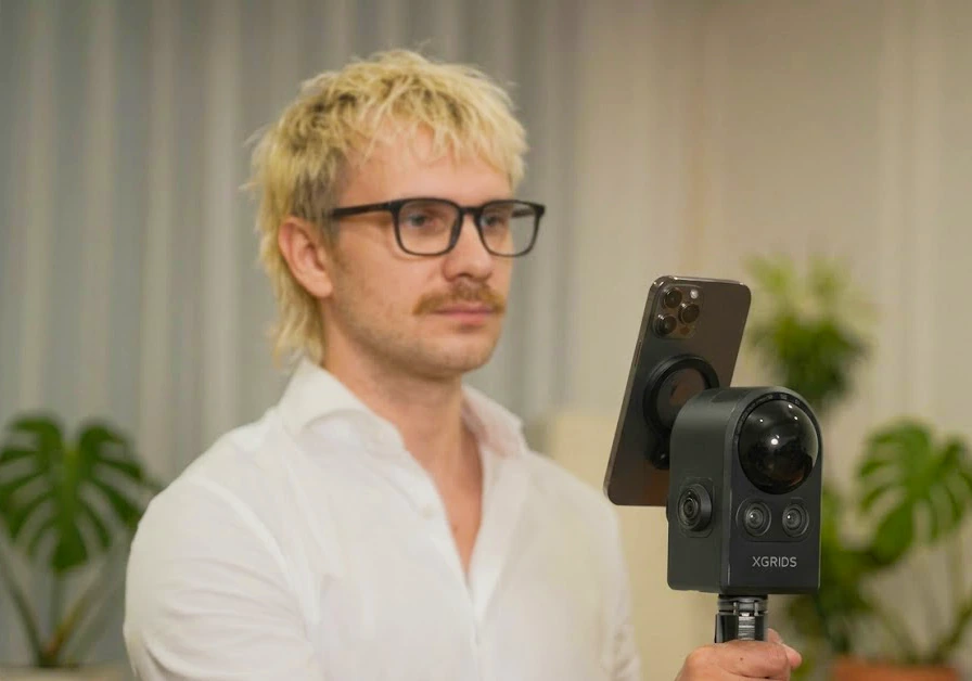 An oda capture technician scanning a property